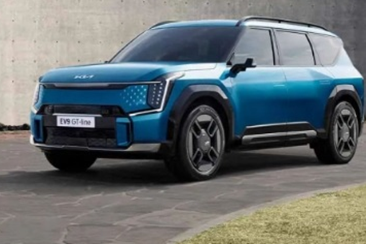 Tuy nhiên, khu vực chính giữa đầu xe vẫn có tạo hình như lưới tản nhiệt "mũi hổ" đặc trưng của Kia. Nằm hai bên khu vực này là cụm đèn pha LED nằm dọc cỡ lớn với những thấu kính nhỏ bên trong. Bao quanh cụm đèn pha là dải đèn LED định vị ban ngày với thiết kế lấy cảm hứng từ bản đồ sao.