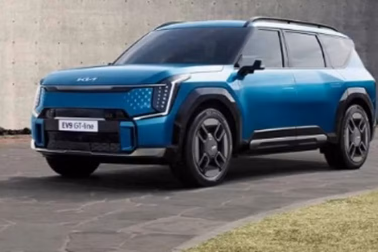 Tuy nhiên, khu vực chính giữa đầu xe vẫn có tạo hình như lưới tản nhiệt "mũi hổ" đặc trưng của Kia. Nằm hai bên khu vực này là cụm đèn pha LED nằm dọc cỡ lớn với những thấu kính nhỏ bên trong. Bao quanh cụm đèn pha là dải đèn LED định vị ban ngày với thiết kế lấy cảm hứng từ bản đồ sao.