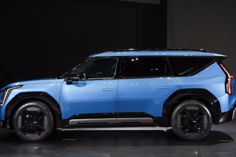 Hai bên sườn xe được thiết kế cơ bắp, tạo điểm nhấn bằng những đường gân nổi sắc cạnh. Bên cạnh đó, mẫu SUV thuần điện cỡ lớn này còn được trang bị nóc thẳng, cột D lạ mắt và tay nắm cửa nằm chìm vào thân xe.