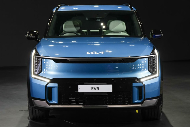 Trong khi đó, bản GT-Line AWD lại được trang bị 2 mô tơ điện đặt ở mỗi trục, sản sinh công suất 378 mã lực, mô-men xoắn 600 Nm giúp xe có thể tăng tốc từ 0-100 km/h trong 6 giây. Kia EV9 2024 có cụm pin lithium-ion với dung lượng 99,8 kWh, cho phạm vi hoạt động trên bản Earth Long Range là 680 km, còn bản GT-Line AWD là 647 km.