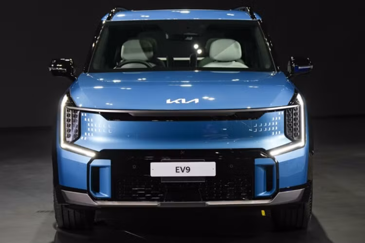 Trong khi đó, bản GT-Line AWD lại được trang bị 2 mô tơ điện đặt ở mỗi trục, sản sinh công suất 378 mã lực, mô-men xoắn 600 Nm giúp xe có thể tăng tốc từ 0-100 km/h trong 6 giây. Kia EV9 2024 có cụm pin lithium-ion với dung lượng 99,8 kWh, cho phạm vi hoạt động trên bản Earth Long Range là 680 km, còn bản GT-Line AWD là 647 km.