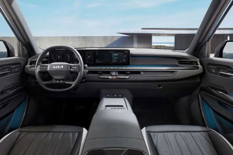 Chiếc SUV chạy điện được trang bị bộ mâm 4 chấu 21 inch màu đen khá cá tính. Ở phía sau, Kia EV9 2024 gây ấn tượng với cụm đèn hậu được thiết kế nằm dọc ôm lấy 2 góc đuôi xe và kéo dài lên trên kính chắn gió sau.