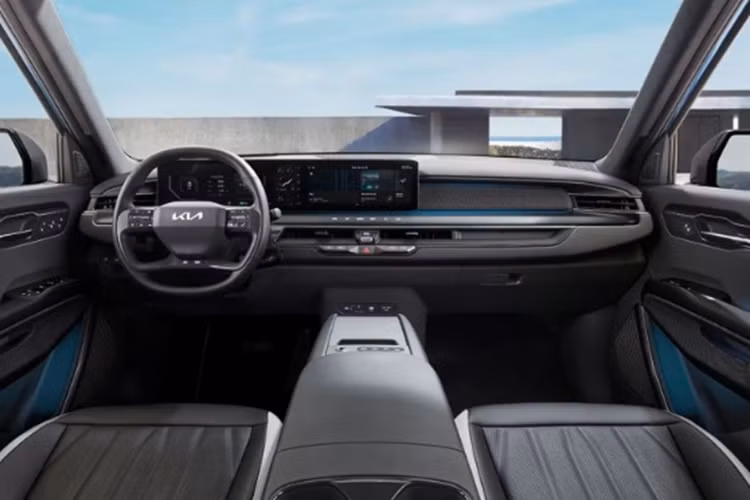 Chiếc SUV chạy điện được trang bị bộ mâm 4 chấu 21 inch màu đen khá cá tính. Ở phía sau, Kia EV9 2024 gây ấn tượng với cụm đèn hậu được thiết kế nằm dọc ôm lấy 2 góc đuôi xe và kéo dài lên trên kính chắn gió sau.