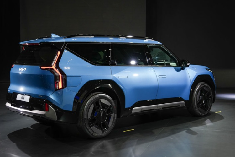 Pin phát triển theo công nghệ 800 V, đi kèm bộ sạc AC 10,5 kW hoặc sạc nhanh DC 350 kW từ 30% lên 80% trong khoảng 20 phút. Dự kiến, Kia EV9 sẽ giới thiệu tới người dùng Đông Nam Á thông qua Triển lãm ô tô Bangkok, diễn ra tại Thái Lan từ ngày 27/3-7/4.