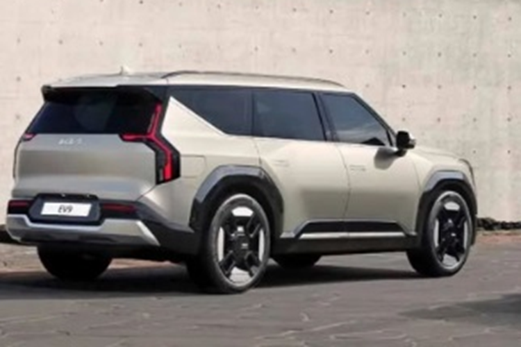 Theo đó, xe sở hữu kích thước chiều dài 4.930 mm, chiều rộng 2.055 mm, chiều cao 1.790 mm và chiều dài cơ sở 3.100 mm. Chiếc SUV điện Kia EV9 2024 của thương hiệu Hàn gây ấn tượng với vẻ ngoài táo bạo nhưng vẫn rất cao cấp với triết lý thiết kế Opposites United. Phần đầu xe không có lưới tản nhiệt vì là ô tô điện.