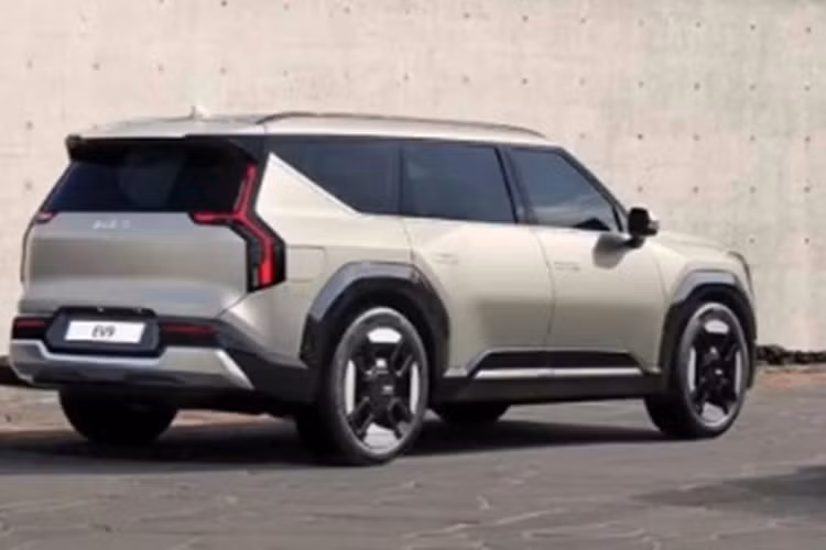 Theo đó, xe sở hữu kích thước chiều dài 4.930 mm, chiều rộng 2.055 mm, chiều cao 1.790 mm và chiều dài cơ sở 3.100 mm. Chiếc SUV điện Kia EV9 2024 của thương hiệu Hàn gây ấn tượng với vẻ ngoài táo bạo nhưng vẫn rất cao cấp với triết lý thiết kế Opposites United. Phần đầu xe không có lưới tản nhiệt vì là ô tô điện.