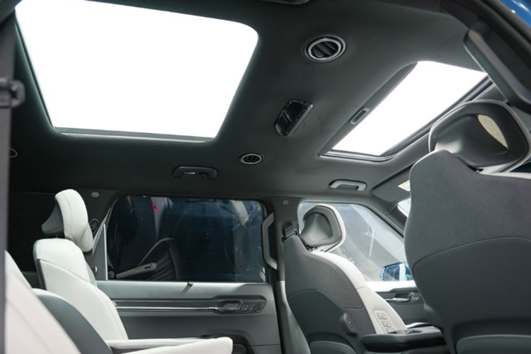 Trên cửa cốp cũng được thiết kế hai dải đèn nằm ngang kết hợp với nhau, giúp đuôi xe nhìn thanh thoát và hiện đại hơn. Cản sau cũng có ốp màu bạc tương tự cản trước. Về nội thất, không gian khoang cabin của xe được thiết kế theo hướng tối giản nhưng vẫn rất hiện đại.