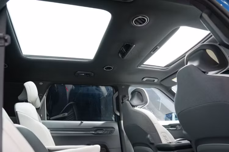 Trên cửa cốp cũng được thiết kế hai dải đèn nằm ngang kết hợp với nhau, giúp đuôi xe nhìn thanh thoát và hiện đại hơn. Cản sau cũng có ốp màu bạc tương tự cản trước. Về nội thất, không gian khoang cabin của xe được thiết kế theo hướng tối giản nhưng vẫn rất hiện đại.