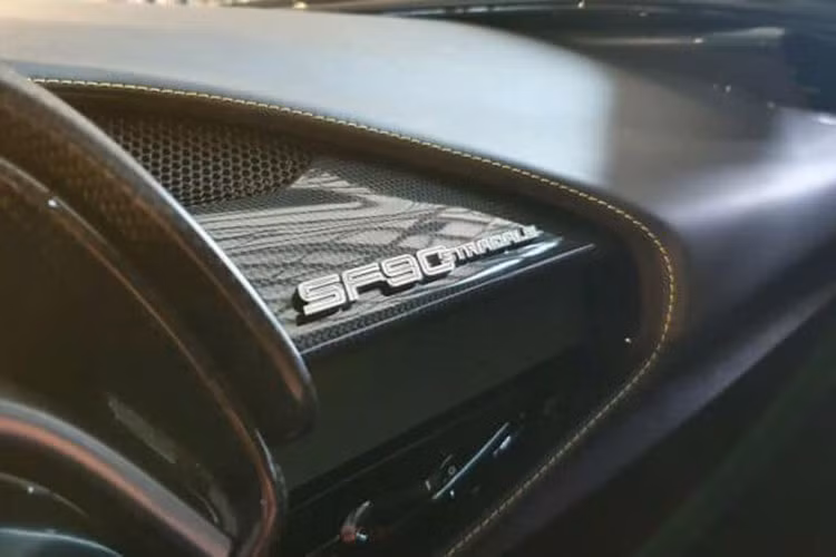 Với số đồng hồ công tơ mét chỉ hơn 7.000 km, chiếc siêu xe Ferrari SF90 Stradale này còn quá mới cho khách hàng nào thích xe lướt, nội thất xe màu da bò.