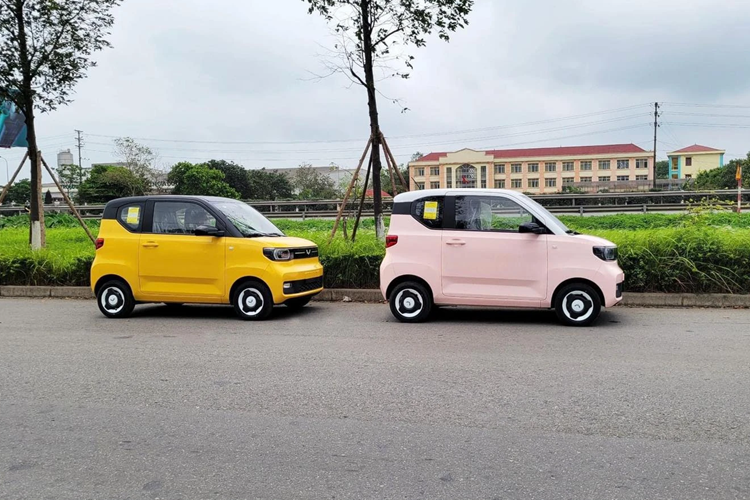 Vì thế, các con đường cao tốc dài, Wuling Hongguang Mini EV có vẻ bị đuối để sạc, lý do xe chưa có tính năng sạc nhanh, bạn phải mất 9 tiếng để "nạp đầy pin" cho xe. Cũng vì vậy mà mới có những câu vui đùa như "xe máy có mái che", "xe nội trợ" dành cho Mini EV.