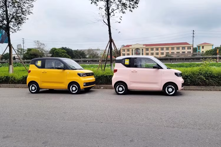 Vì thế, các con đường cao tốc dài, Wuling Hongguang Mini EV có vẻ bị đuối để sạc, lý do xe chưa có tính năng sạc nhanh, bạn phải mất 9 tiếng để "nạp đầy pin" cho xe. Cũng vì vậy mà mới có những câu vui đùa như "xe máy có mái che", "xe nội trợ" dành cho Mini EV.
