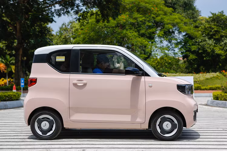 Thực tế, người tiêu dùng ở Trung Quốc cũng rất e dè lái xe Wuling Hongguang Mini EV lên cao tốc, việc phải đảm bảo tốc độ tối thiểu trên có thể khiến xe điện này mau hết pin, thời lượng hoạt động của xe từ 120 km đến 170 km