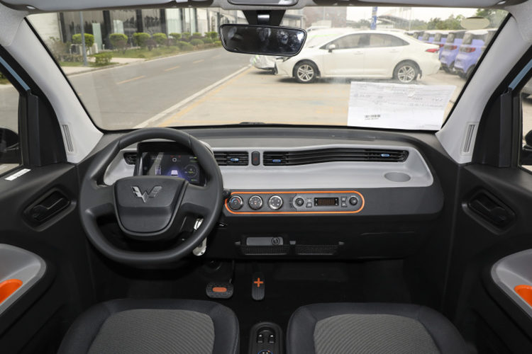 Với nhiều người, các thông số trên không mấy ấn tượng cho 1 chiếc xe ôtô, thậm chí, không ít người còn tò mò, Mini EV liệu có được phép chạy trên các cao tốc tại Việt Nam hay không?