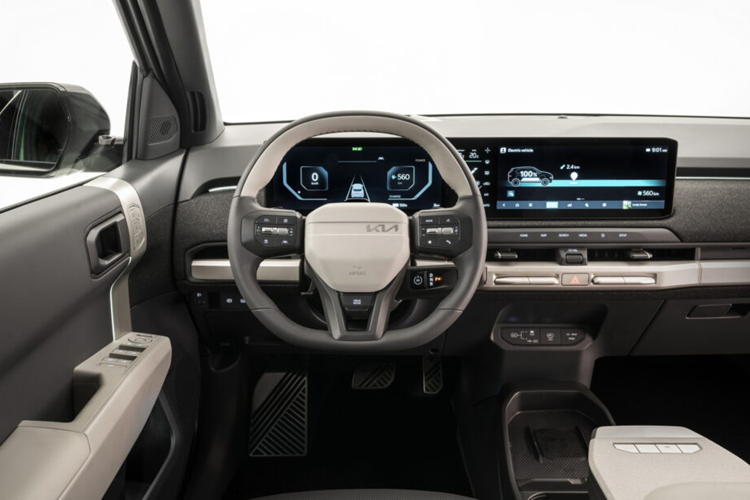 Hầu hết các nút bấm đều được bố trí thuận tiện trên vô lăng, chỉ có một số nút điều khiển vật lý và phím tắt trên bảng điều khiển. Bảng điều khiển trung tâm có các ngăn đựng đồ tiện dụng và bàn trượt có thể sử dụng khi xe dừng, bổ sung cho “chế độ gập lưng thư giãn” của hàng ghế trước.