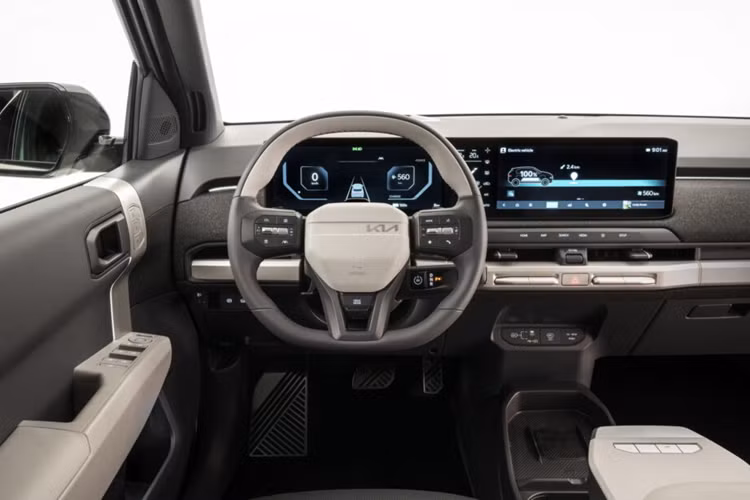 Hầu hết các nút bấm đều được bố trí thuận tiện trên vô lăng, chỉ có một số nút điều khiển vật lý và phím tắt trên bảng điều khiển. Bảng điều khiển trung tâm có các ngăn đựng đồ tiện dụng và bàn trượt có thể sử dụng khi xe dừng, bổ sung cho “chế độ gập lưng thư giãn” của hàng ghế trước.