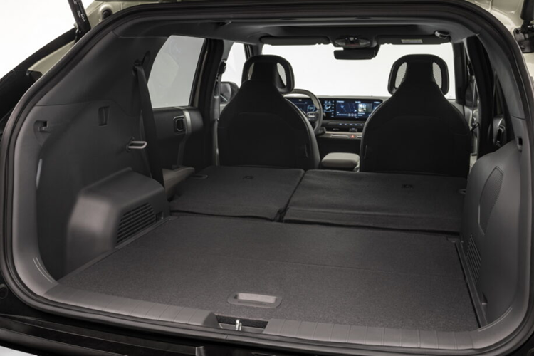 Phiên bản tiêu chuẩn có công suất pin 58,3 kWh trong khi biến thể Long Range nâng cấp lên bộ pin lớn hơn 81,4 kWh và có khả năng di chuyển khoảng 600 km mỗi lần sạc, vượt qua các đối thủ EV có kích thước tương tự.