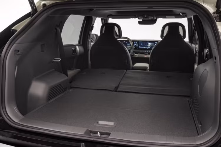 Phiên bản tiêu chuẩn có công suất pin 58,3 kWh trong khi biến thể Long Range nâng cấp lên bộ pin lớn hơn 81,4 kWh và có khả năng di chuyển khoảng 600 km mỗi lần sạc, vượt qua các đối thủ EV có kích thước tương tự.