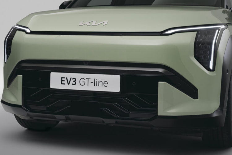 Các tính năng khác so với bản Concept bao gồm đèn LED được tinh chỉnh một chút, cản trước tinh chỉnh một số chi tiết, cột xe dày hơn. Bên cạnh phiên bản cơ sở, Kia còn hé lộ thêm phiên bản GT-Line với cản trước thể thao hơn với bộ mâm xe hợp kim khác biệt.