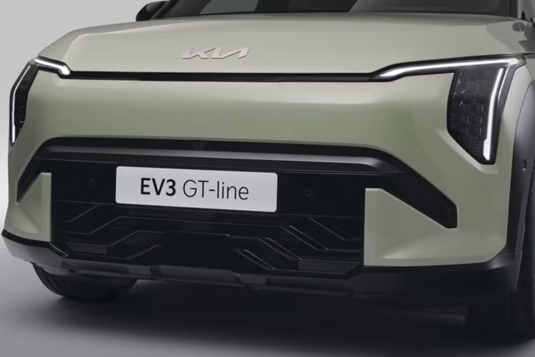 Các tính năng khác so với bản Concept bao gồm đèn LED được tinh chỉnh một chút, cản trước tinh chỉnh một số chi tiết, cột xe dày hơn. Bên cạnh phiên bản cơ sở, Kia còn hé lộ thêm phiên bản GT-Line với cản trước thể thao hơn với bộ mâm xe hợp kim khác biệt.