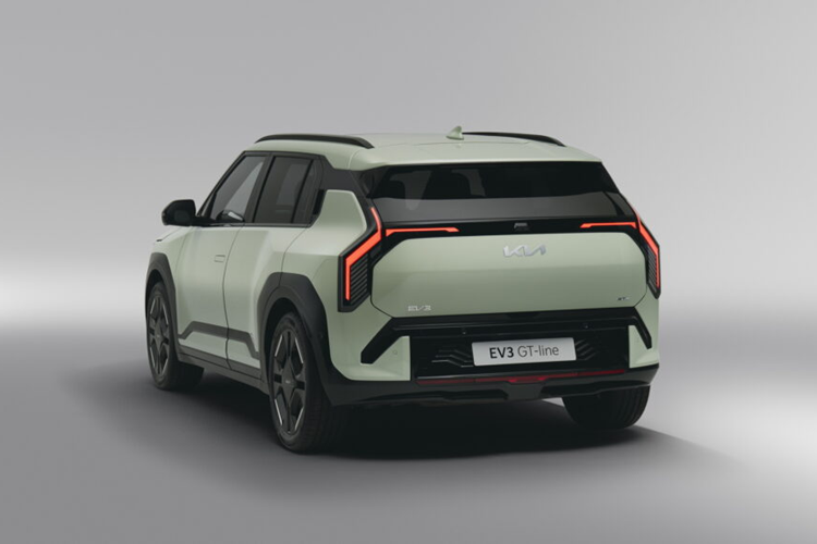 Kia cho biết EV3 tăng tốc từ 0-100 km/h trong 7,5 giây và đạt tốc độ tối đa 170 km/h. Trong tương lai, dòng sản phẩm sẽ mở rộng với sự ra mắt của Kia EV3 GT tập trung vào hiệu suất, có những cải tiến về sức mạnh và nâng cấp khung gầm.