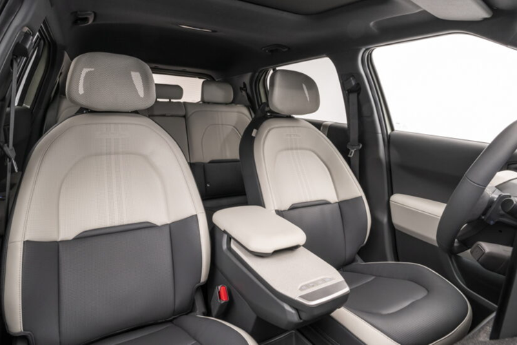 Chiếc EV có cấu hình 5 chỗ ngồi, cốp xe có dung tích 460 lít. Theo kịp xu hướng hiện tại, Kia sử dụng các vật liệu bền vững để bọc ghế bao gồm vải tái chế và nhựa tái chế (PET). Dựa trên nền tảng E-GMP được sử dụng rộng rãi, Kia EV3 cung cấp một động cơ điện duy nhất và hai tùy chọn pin khi ra mắt.