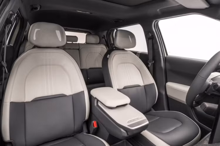 Chiếc EV có cấu hình 5 chỗ ngồi, cốp xe có dung tích 460 lít. Theo kịp xu hướng hiện tại, Kia sử dụng các vật liệu bền vững để bọc ghế bao gồm vải tái chế và nhựa tái chế (PET). Dựa trên nền tảng E-GMP được sử dụng rộng rãi, Kia EV3 cung cấp một động cơ điện duy nhất và hai tùy chọn pin khi ra mắt.