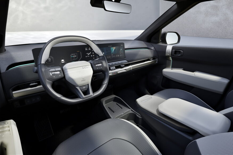 Khoang nội thất xe được tối giản với bảng điều khiển kỹ thuật số bao gồm cụm đồng hồ 12,3 inch, màn hình thông tin giải trí 12,3 inch và màn hình cảm ứng 5 inch riêng biệt để điều khiển khí hậu được đặt giữa.