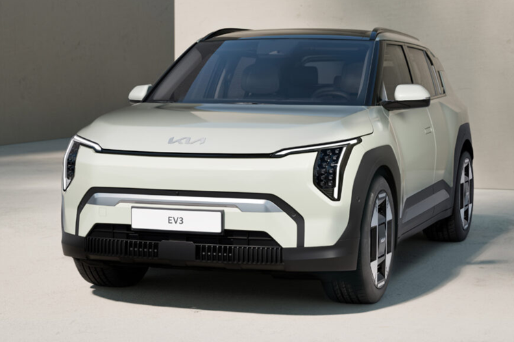 Thân xe bóng bẩy và tấm ốp gầm 3D góp phần tạo ra hệ số cản 0,267 cd. EV3 có chiều dài tổng thể 4.300 mm, chiều rộng 1.850 mm và chiều cao 1.560 mm, chiều dài cơ sở 2.680 mm. So với các mẫu xe khác của Kia, EV3 dài hơn e-Soul 105 mm và ngắn hơn e-Niro 120 mm.
