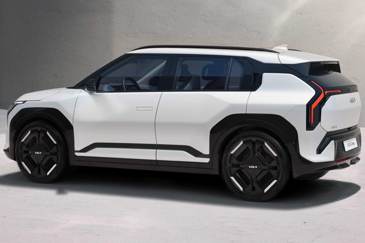 Xe cũng được xác nhận sẽ được ra mắt tại Bắc Mỹ vào cuối năm 2025 hoặc đầu năm 2026, giá xe Kia EV3 khởi điểm từ khoảng 30.000 USD đến 35.000 USD. Sau khi ra mắt, Kia có kế hoạch giới thiệu mẫu sedan EV4 và một mẫu crossover EV2 nhỏ hơn cho thị trường châu Âu.