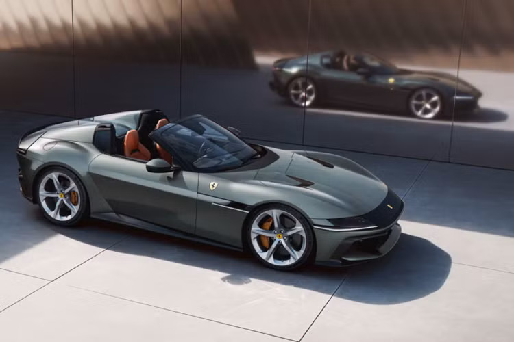 Khối động cơ này tương tự với trang bị trên mẫu xe 812 Compizione, hoàn chỉnh với các thanh kết nối bằng titan và hệ thống van loại bỏ các bộ nâng thủy lực thông thường và được tinh chỉnh nhằm tối ưu hóa hoạt động của xe.