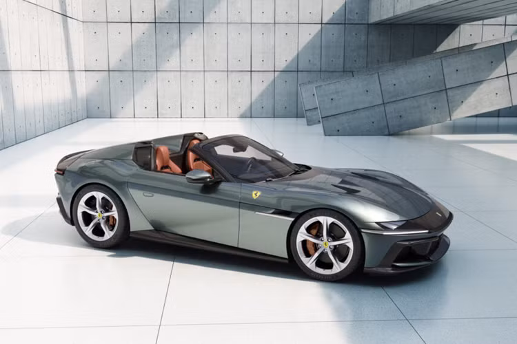 Mẫu xe này cũng không được trang bị thêm hỗ trợ Hybrid nhẹ, trên thực tế Ferrari đã cố gắng đáp ứng tất cả các tiêu chuẩn khí thải liên quan mà không cần phải sử dụng đến điện khí hóa.