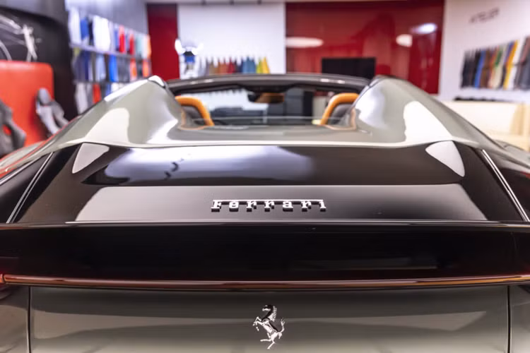 Ở trung tâm bảng điều khiển là màn hình thông tin giải trí 10,25 inch, ngoài ra xe cũng được trang bị màn hình kỹ thuật có kích thước 15,6 inch dành cho người lái. Ngoài ra, xe cũng được trang bị màn hình 8,8 inch ở bên khu vực ghế ngồi của hành khách.