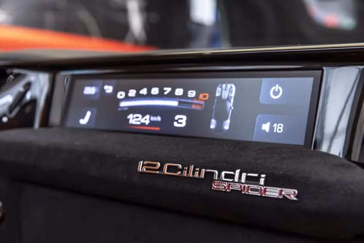 Phần táp lô của xe có thiết kế tương đồng với siêu SUV Purosangue, được chia làm hai khu vực người lái và hành khách, bên ghế hành khách cũng được trang bị thêm một màn hình hiển thị đa thông tin.