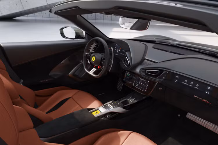 Về kích thước, 12Cilindri lớn hơn một chút so với 812 Superfast, tuy nhiên chiều dài cơ sở của xe ngắn hơn khoảng 25mm. Mẫu xe sở hữu thiết mang tính hoài cổ, đèn chiều sáng cổ điển tương tự mẫu xe cổ 365 GTB/4 Daytona và được bổ sung thêm nhiều chi tiết kỹ thuật hơn.