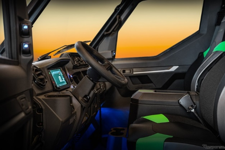 Bên trong khoang cabin của RIDGE/RIDGE XR được thiết kế rộng rãi với hai chỗ ngồi. Xe được trang bị nhiều tính năng tương tự xe ôtô như: Vô lăng, đồng hồ tốc độ….