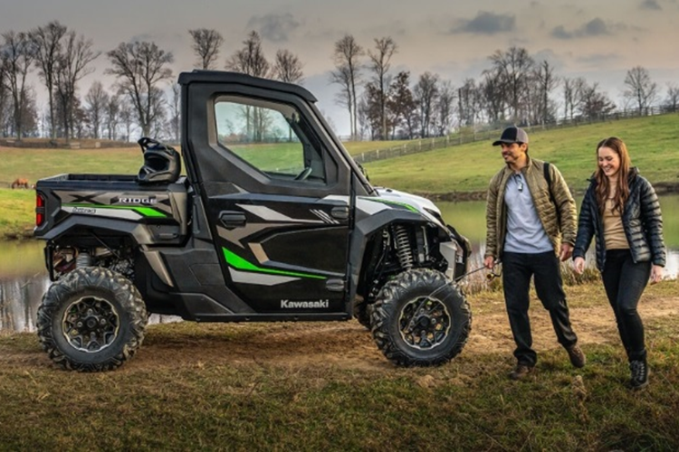 Nhìn ngang, mẫu xe địa hình Kawasaki RIDGE/RIDGE XR như một chiếc ôtô bán tải mini với khoang lái và thùng xe phía sau. Xe được trang bị đèn pha full LED, đèn LED định vị ban ngày...