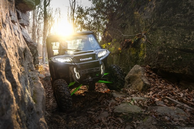 Đi cùng với động cơ trên là hộp số vô cấp CVT và hệ dẫn động 4 bánh điện tử. Xe có 3 chế độ lái bao gồm Work, Normal và Sports, mang lại trải nghiệm lái khỏe khoắn, mạnh mẽ cho người dùng. Mức giá xe Kawasaki RIDGE/RIDGE XR 2024 hiện chưa được công bố.