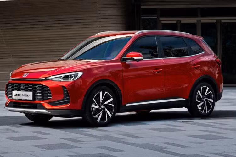 Hệ truyền động của MG ZS Hybrid 2025 máy xăng – điện kế thừa từ MG3 mới. Cụ thể, khối động cơ 1.5L 4 xy lanh sản sinh công suất 101 mã lực kết hợp mô tơ điện 134 mã lực và mô-men xoắn 250 Nm; tổng công suất của ZS hybrid đạt 192 mã lực. Hệ dẫn động cầu trước và hộp số tự động 3 cấp.