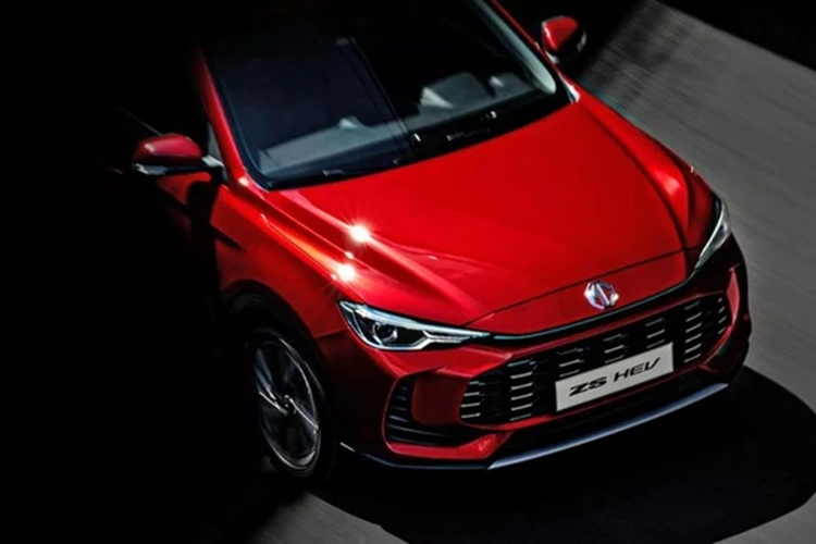 Tổng thể thiết kế của MG ZS mới được tinh chỉnh lại, tạo hình bắt mắt hơn thế hệ trước. Lưới tản nhiệt mới, đèn pha được thiết kế lại và biểu tượng MG chuyển lên gần nắp capo vì đặt giữa lưới tản nhiệt.