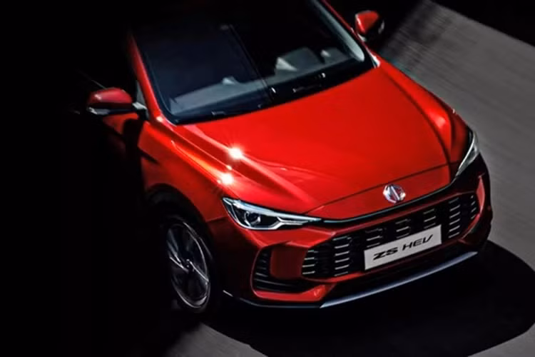 Tổng thể thiết kế của MG ZS mới được tinh chỉnh lại, tạo hình bắt mắt hơn thế hệ trước. Lưới tản nhiệt mới, đèn pha được thiết kế lại và biểu tượng MG chuyển lên gần nắp capo vì đặt giữa lưới tản nhiệt.