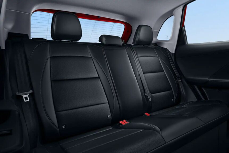 Các phiên bản cao cấp hơn của ZS có sự khác biệt với mâm 19 inch, kính tối màu phía sau, nội thất bọc da, vô lăng và ghế trước có tính năng sưởi, ghế lái chỉnh điện, camera 360 độ…