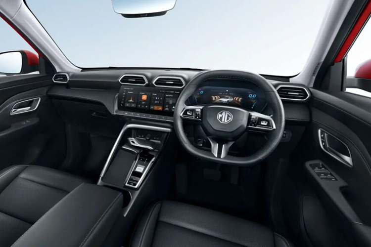 MG chưa công bố kích thước ZS mới, về các trang bị của xe có mâm 17 inch (tiêu chuẩn), màn hình giải trí 12,3 inch có định vị, bảng đồ hồ sau vô lăng 7 inch, đèn trước và sau LED, có cảm biến đỗ xe, đèn pha tự động, chìa khoá thông minh…