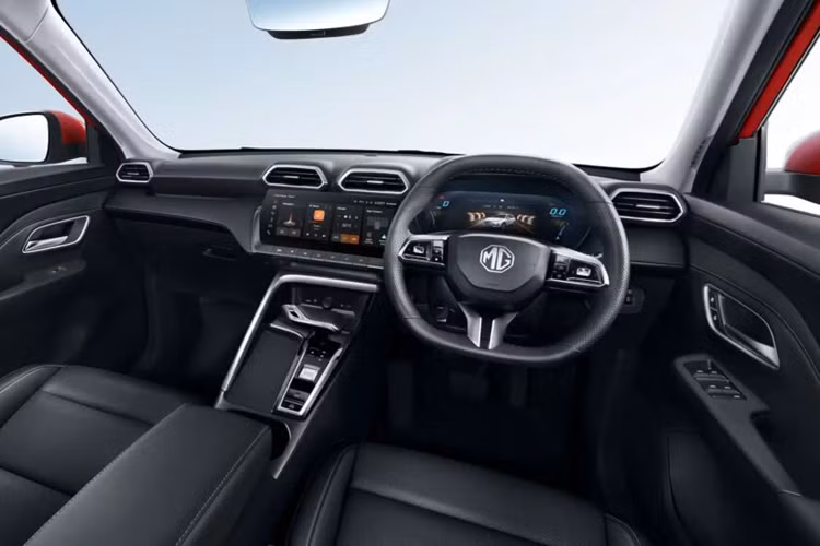 MG chưa công bố kích thước ZS mới, về các trang bị của xe có mâm 17 inch (tiêu chuẩn), màn hình giải trí 12,3 inch có định vị, bảng đồ hồ sau vô lăng 7 inch, đèn trước và sau LED, có cảm biến đỗ xe, đèn pha tự động, chìa khoá thông minh…