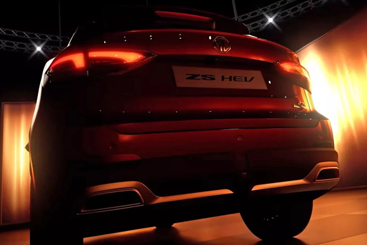 Các trang bị công nghệ, an toàn trên xe, gồm: Phanh khẩn cấp tự động, Hỗ trợ giữ làn, Cảnh báo chệch làn, Cảnh báo điểm mù, Cảnh báo va chạm ngang phía sau, Adaptive Cruise Control, 6 túi khí và cảm biến áp suất lốp…