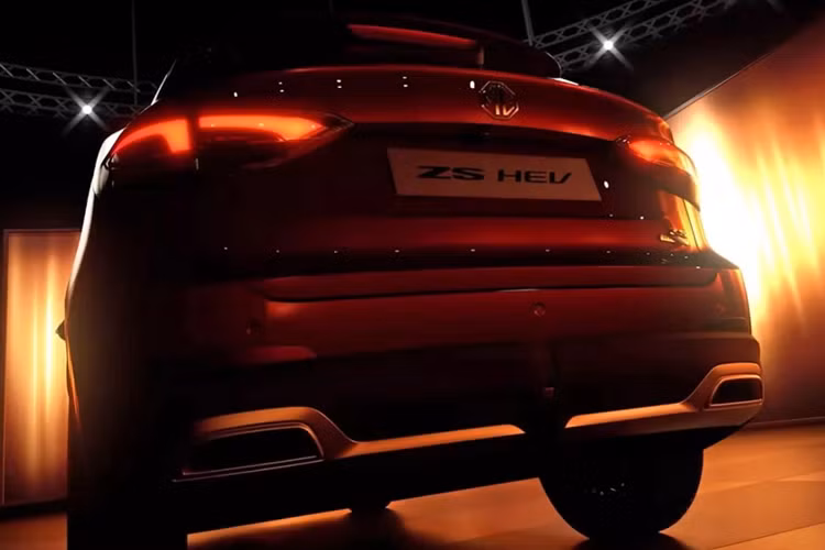 Các trang bị công nghệ, an toàn trên xe, gồm: Phanh khẩn cấp tự động, Hỗ trợ giữ làn, Cảnh báo chệch làn, Cảnh báo điểm mù, Cảnh báo va chạm ngang phía sau, Adaptive Cruise Control, 6 túi khí và cảm biến áp suất lốp…