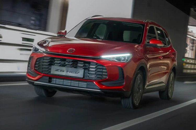 Vẫn chưa rõ khối động cơ của phiên bản 1.5L và 1.5L tăng áp có sự khác biệt thế nào, nhưng cả hai đều dùng hộp số tự động vô cấp CVT. Đối với thế hệ này, phiên bản thuần điện sẽ không gọi là “ZS EV” mà thay bằng tên mới “MG S5”.