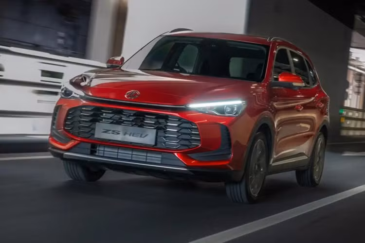 Vẫn chưa rõ khối động cơ của phiên bản 1.5L và 1.5L tăng áp có sự khác biệt thế nào, nhưng cả hai đều dùng hộp số tự động vô cấp CVT. Đối với thế hệ này, phiên bản thuần điện sẽ không gọi là “ZS EV” mà thay bằng tên mới “MG S5”.