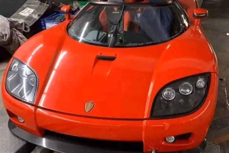 Điều này nghe có vẻ đúng vì năm 2020, khi chúng tôi tra cứu trên trang của đại lý Al Ain Class Motors ở Dubai về chiếc xe Koenigsegg CCX đã trong trạng thái đã bán, nên khả năng xe nhập về nước năm 2020 là rất khó.