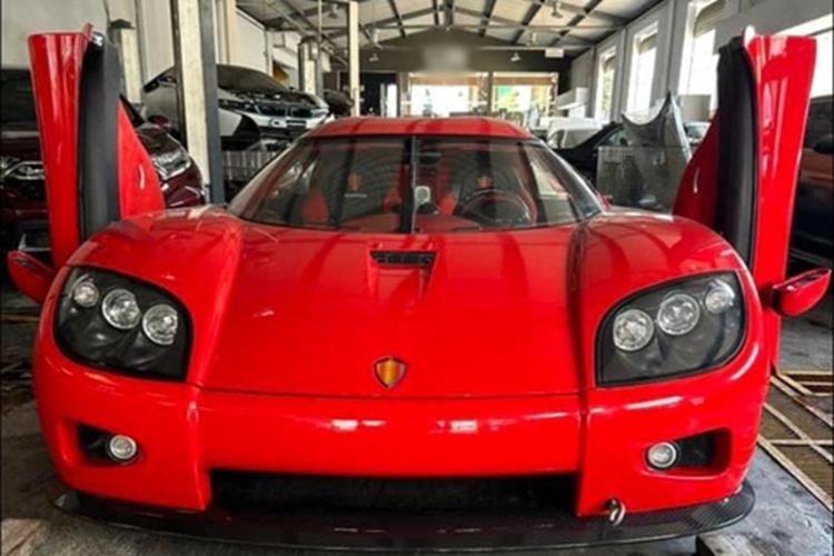 Siêu phẩm Koenigsegg CCX của đại gia Hải Phòng được trang bị khối động cơ V8, siêu nạp, dung tích 4,7 lít, sản sinh công suất tối đa 800 mã lực. Động cơ đồng hành cùng hộp số sàn 6 cấp cùng hệ dẫn động cầu sau, nhờ đó, Koenigsegg CCX tăng tốc từ vị trí xuất phát 100 km/h trong thời gian dưới 3 giây trước khi đạt vận tốc tối đa 402 km/h.