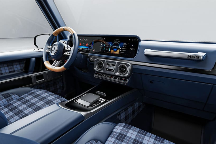 Chiếc xe SUV Mercedes-AMG G63 tri ân Stirling Moss sở hữu hiệu năng cao này cũng được trang bị bộ body kit “HOF Evolution” bao gồm mui xe bằng carbon, lưới tản nhiệt và cánh gió trên nóc xe.